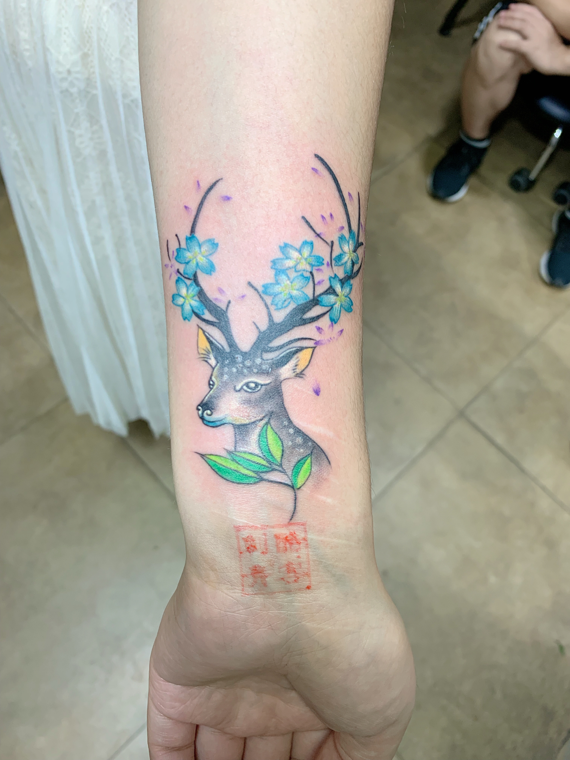 小臂形态饱满的传统鲤鱼枫叶纹身图案_南京纹彩刺青