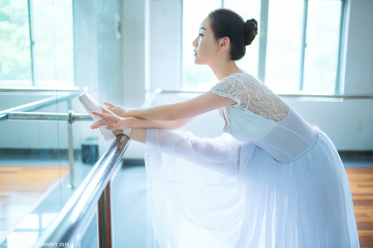 5.这是我第五次拍摄了,也是我真正全职从事摄影再一次拍摄的芭蕾主题,妹子是很美的客人,找我拍摄也是因为朋友的介绍的,但是她不知道拍摄什么主题。我在朋友圈看到她劈叉的照片,就问她是不是会跳舞,她说是,我第一时间反应的就是芭蕾舞。她说她已经很久没跳了,我说,那就再穿上一次吧,让自己再当一回主角。