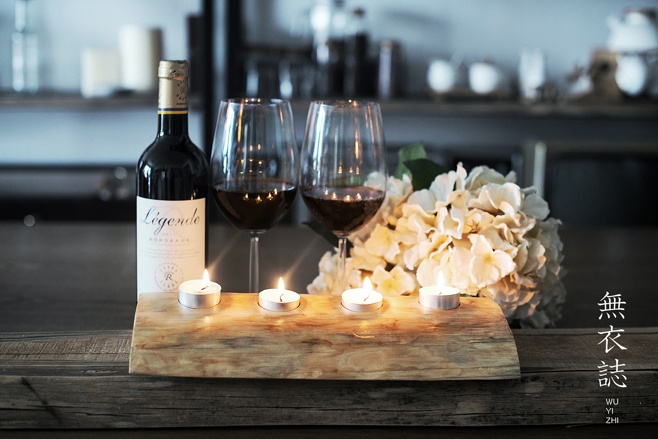 收藏 烛台的背面 br>木纹的肌理 收藏 用红酒和鲜花简单搭配了一下, 