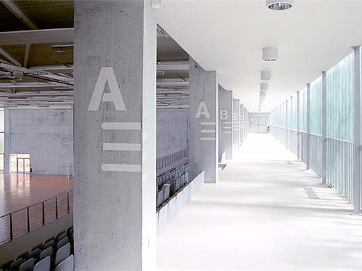 简约生动的Mouvaux多功能厅导视系统设计