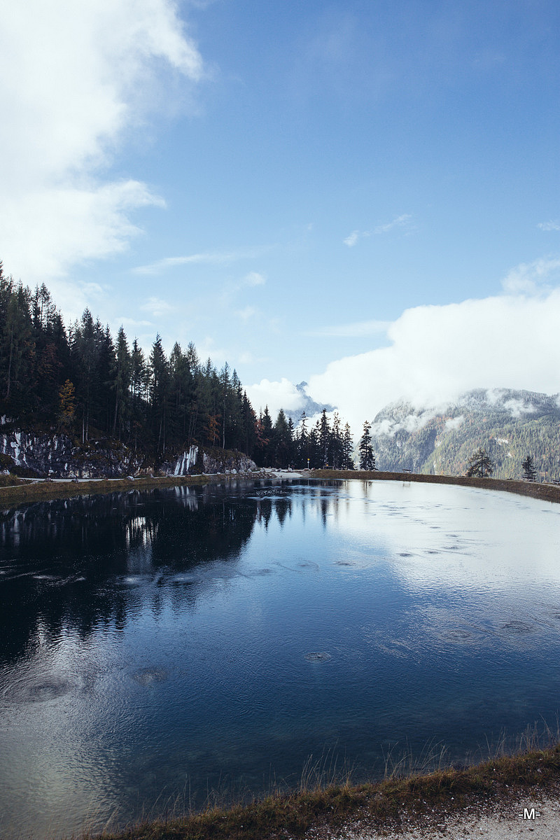 缆车路过一段海拔大概不低的山腰间的湖泊，同样是美的不行！