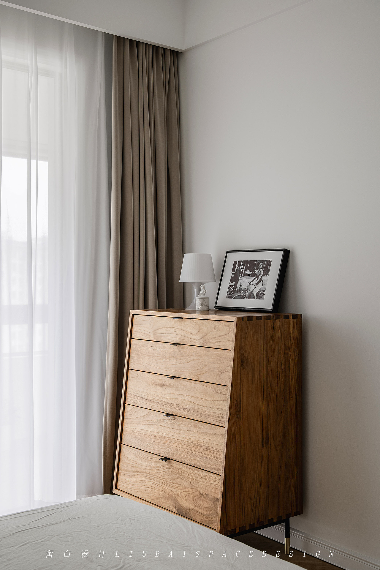 留白设计 「Sniff the rose」