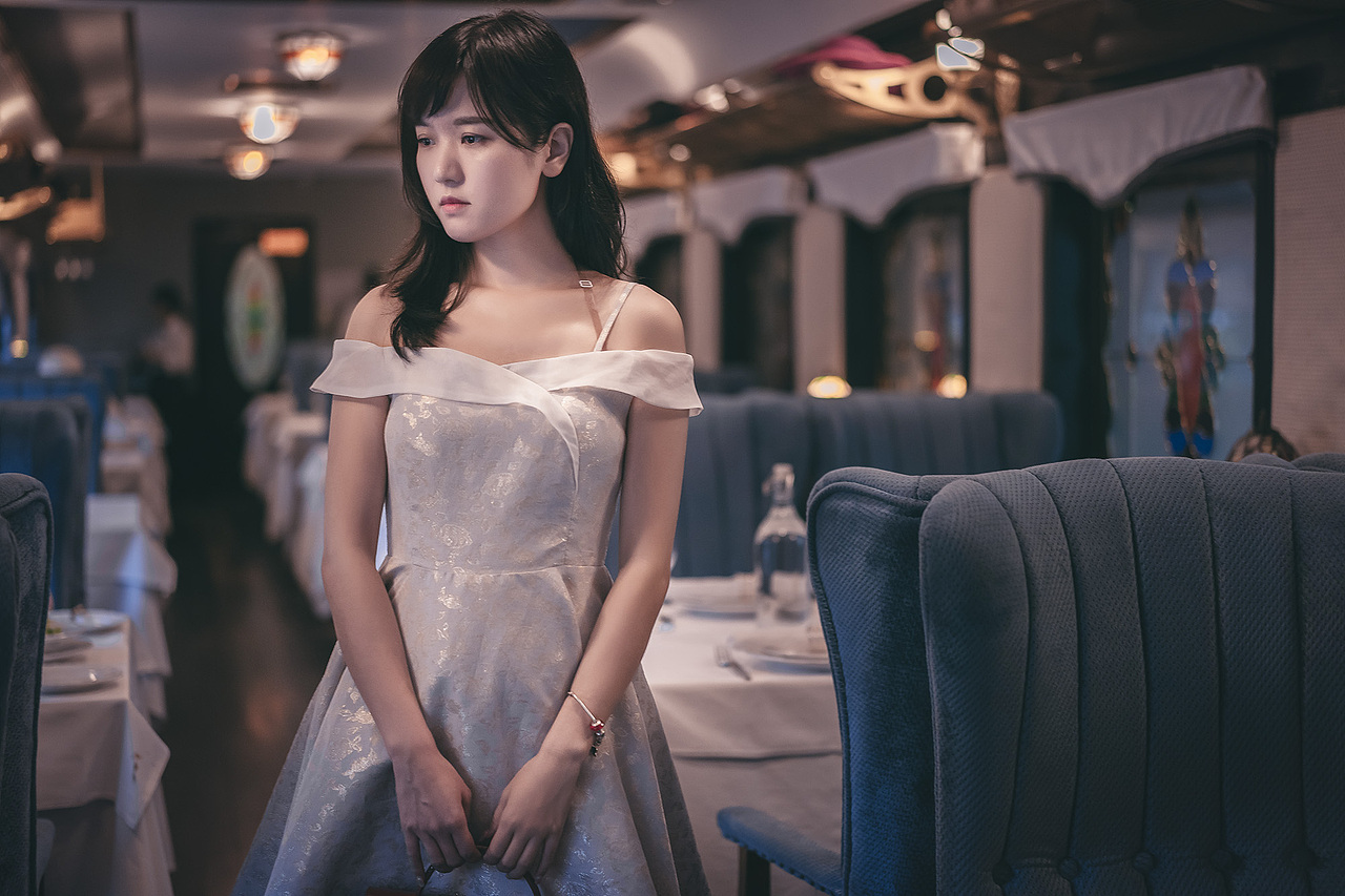 火车内的静候（图ZMTc1MjMyMzU2） - 人像摄影 - 站酷设计师Lianda达原创素材 - 站酷ZCOOL