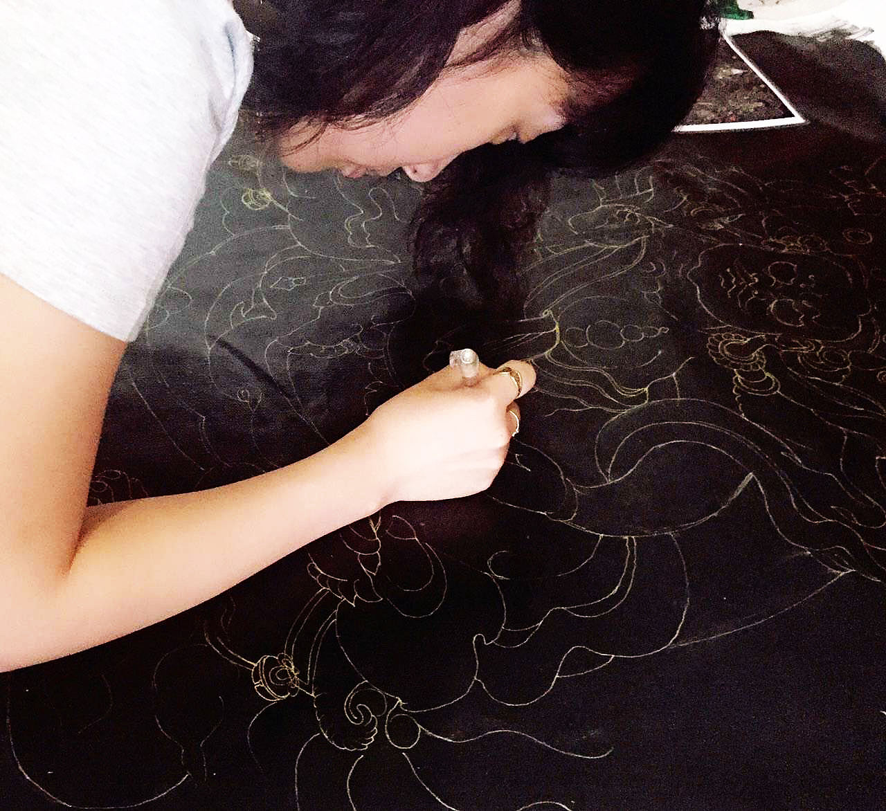 过程图基本都没有照下来 这个是丙烯黑色做完底之后用金色的中性笔在布面上勾勒出人物的轮廓