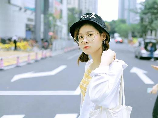 “喂，我们去CBD楼下拍组日杂风照片吧～”