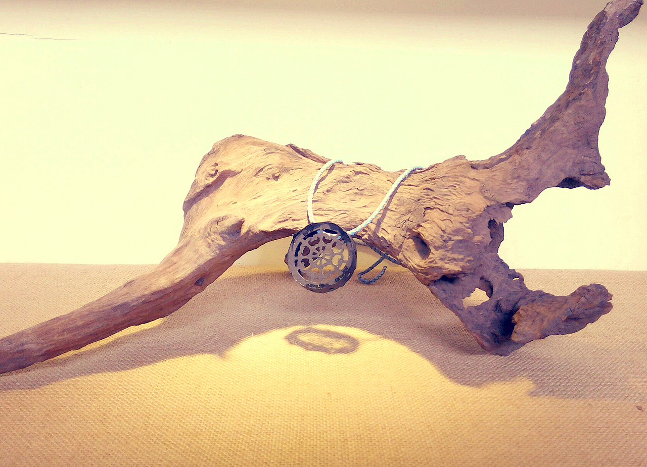 旋转木马顶部做成了吊坠。