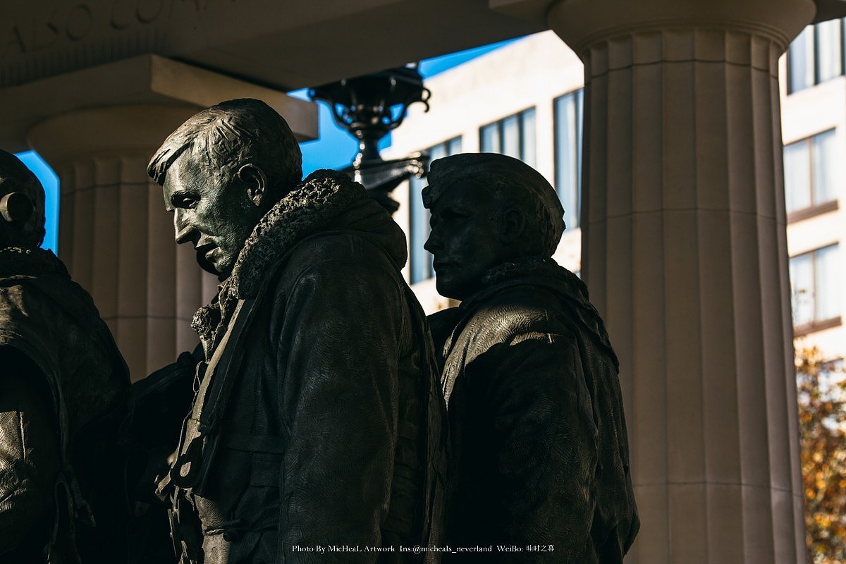 这一代简直是精品雕塑鉴赏区。路过惠灵顿拱门没有几步便是另外一座纪念碑——轰炸机司令部纪念碑，为了纪念第二次世界大战期间曾隶属英国皇家空军轰炸机司令部的各个国家的空军人员55573名，雕塑家菲利普杰克逊设计了这组7名机组成员任务归来般的青铜雕塑，而1944年5月在比利时坠毁的英国皇家空军第426中队哈利克斯飞机残骸被用作此纪念碑的屋顶使用，铭文：自由属于那些有勇气去捍卫它的人。吸引我的是每位飞行员的面容颇为细致，大概是参考了当时几名颇为知名的战斗员的真是照片吧，对于为国捐躯的这些人们，个人感觉国家给予了相当的尊重，而人们也都献上了这份敬重之情，这些纪念碑常年都有献花伴随，他们从未被人们所忘记。
