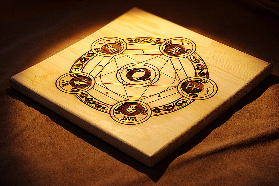 整个五行水晶阵的地盘制是用大型激光切割机制作.