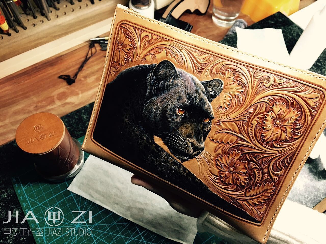 太原甲子皮雕皮艺工作室 黑豹唐草手包（图ZNjYwNDkyNjg=） - 工艺品设计 - 站酷设计师甲子原创素材 - 站酷ZCOOL