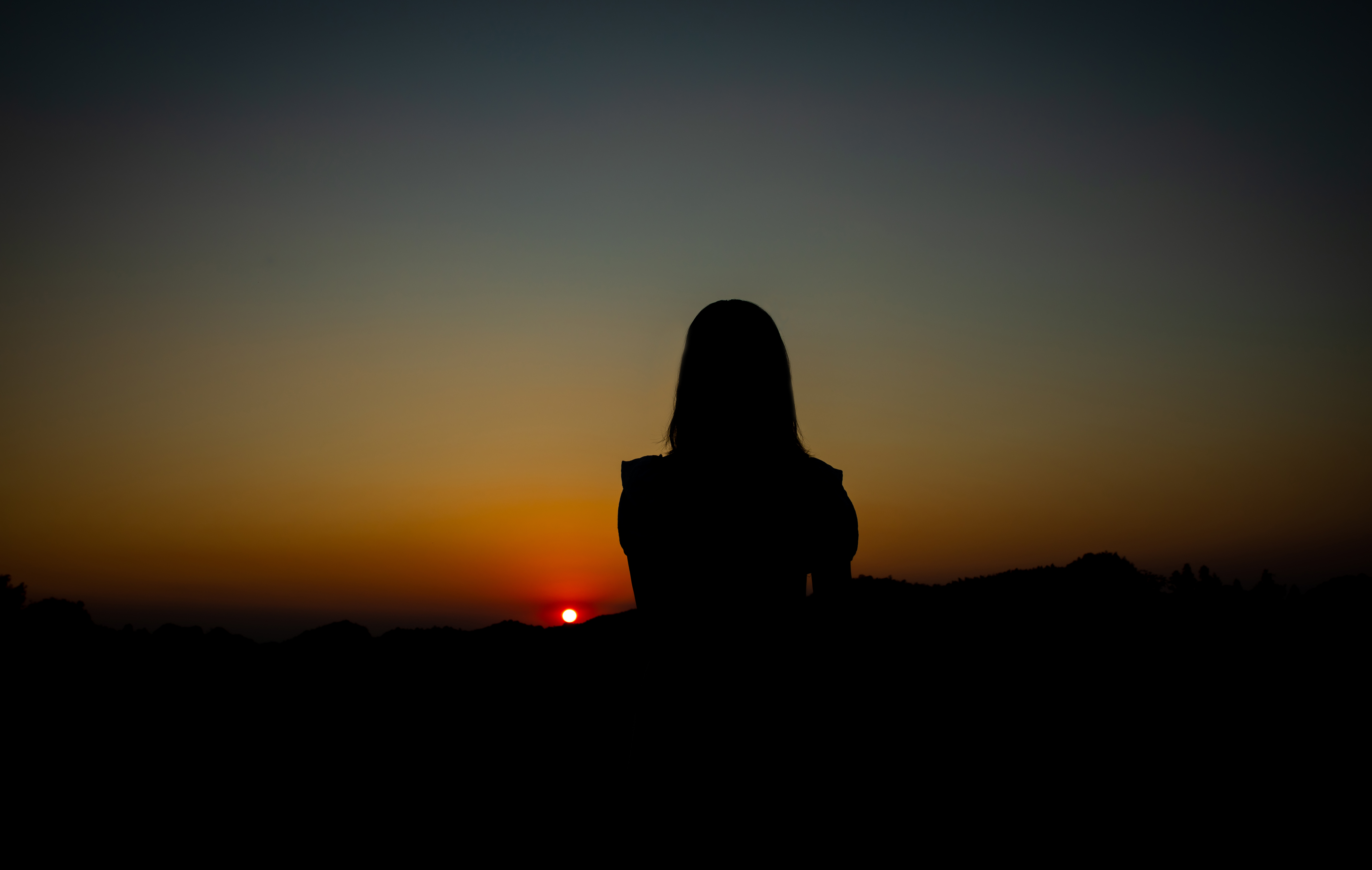 夕阳背景图片一个人女图片