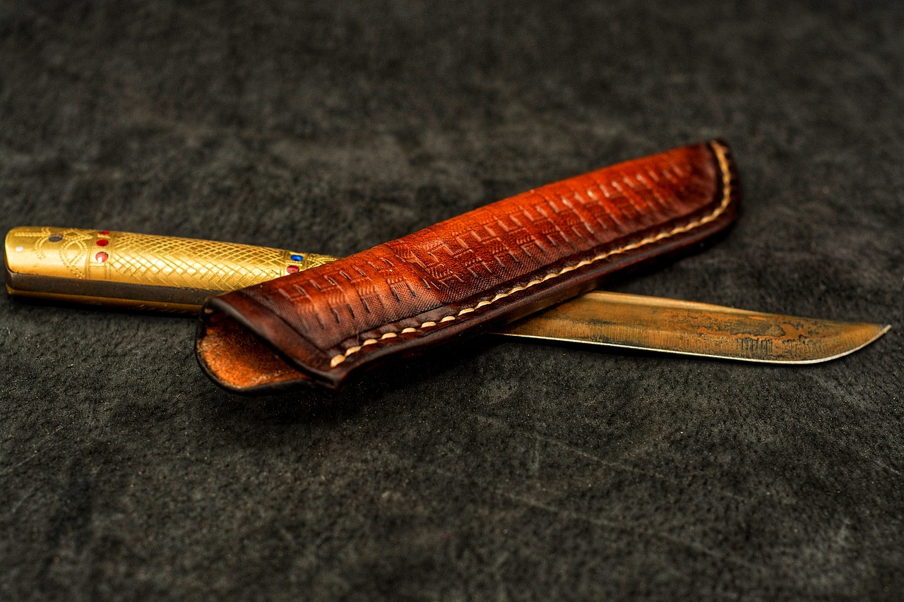 手工雕花编织纹塑型刀鞘