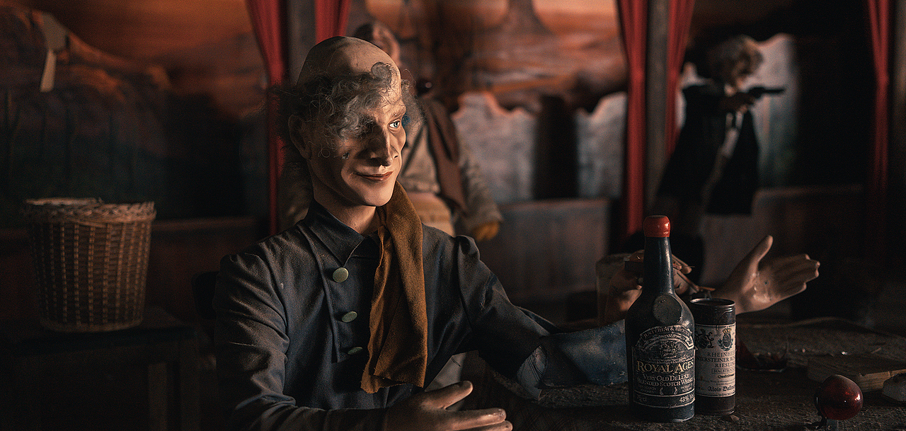 虽然已经十几年没有工作,他们还是敬业地用四肢不全甚至面目全非的状态各自其职,仿佛马上要接待下一批客人。