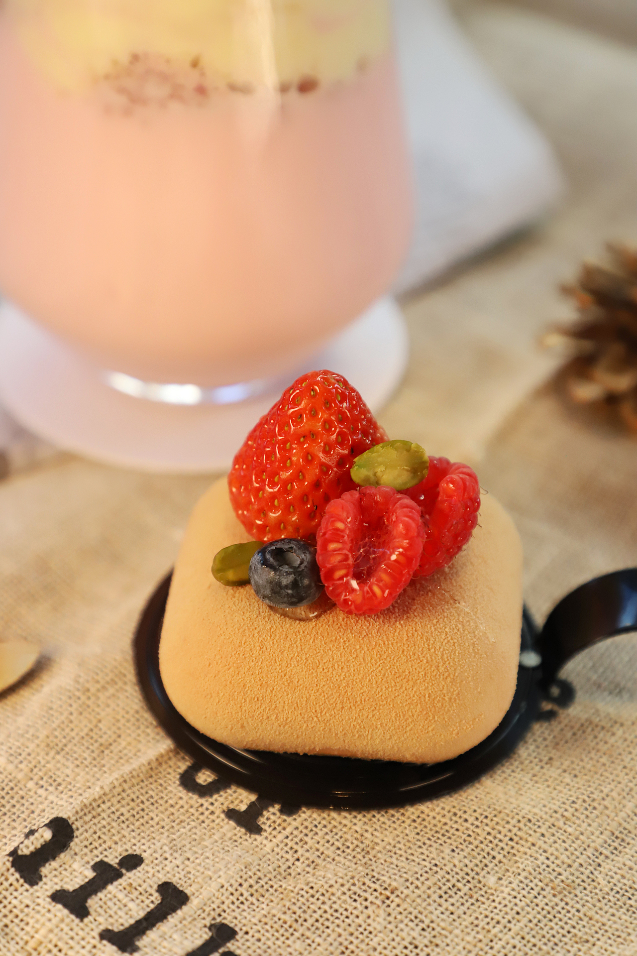 草莓奶昔配草莓抱枕慕斯蛋糕