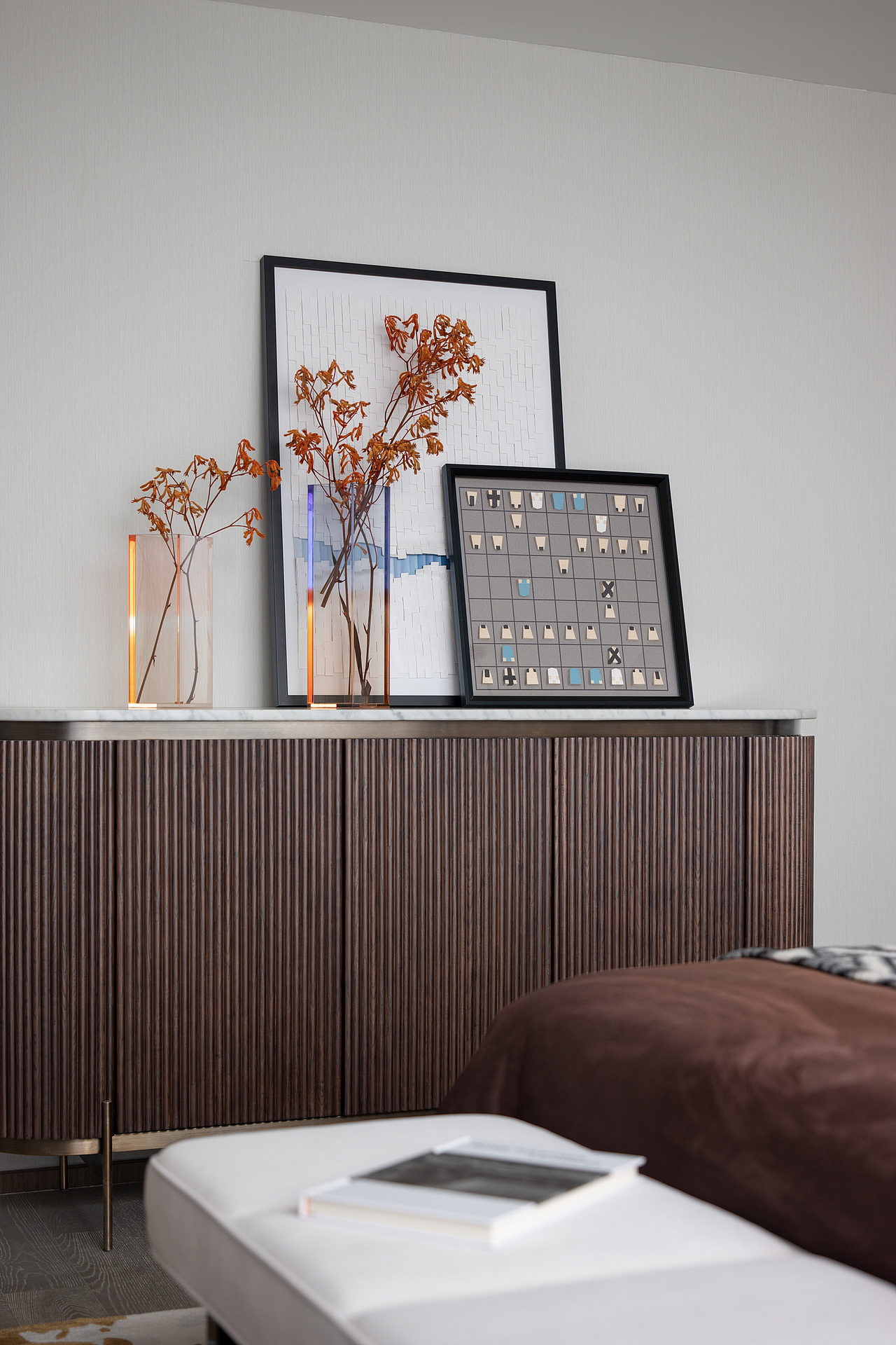 客卧冷色调为主,暖白调和,雅致感恰好,提取深海里的篮,提取将棋的原色,提取布朗尼的棕混合成客卧的主色调,将其繁衍,缔造理想生活。