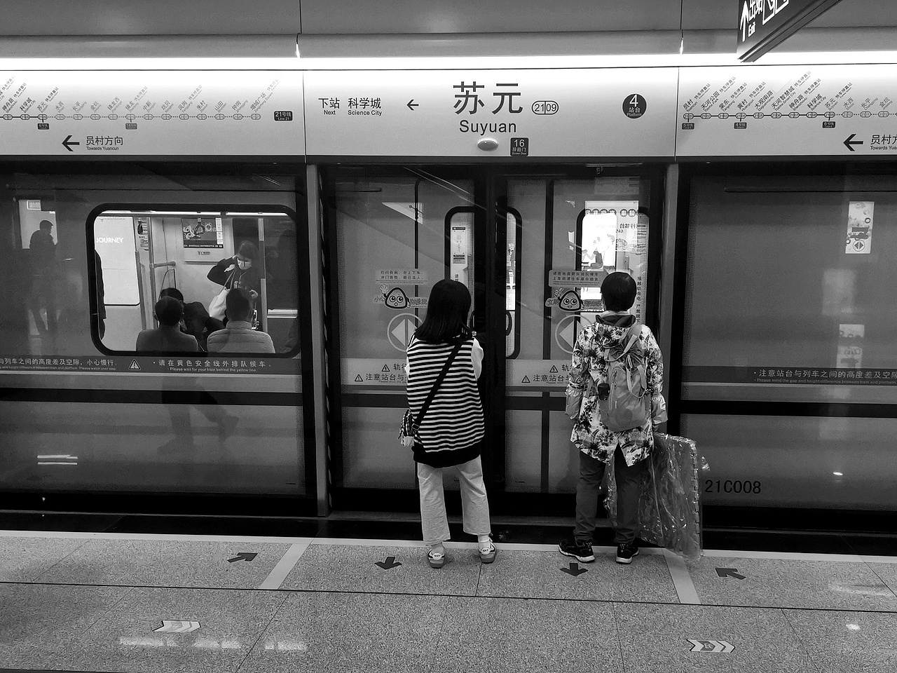 打工人地铁通勤百态‖人文纪实（图ZMzA1MDI1ODQ0） - 人文/纪实摄影 - 站酷设计师家善JS原创素材 - 站酷ZCOOL