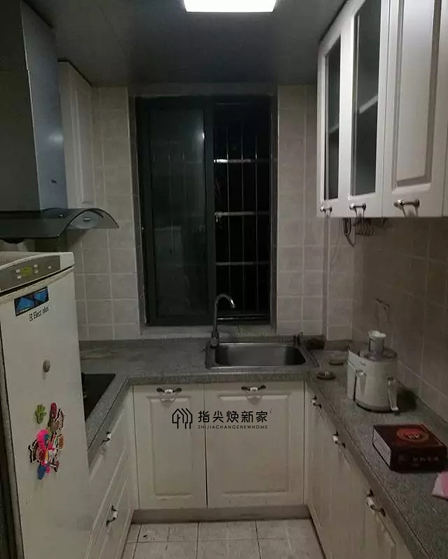 翻新前:厨房其实翻新前不是特别的老旧,客户在10年的时候厨房已经是重新的换了一下整体橱柜,这次由于厨房的年限时间很久了已经有些许的漏水情况,就打算把厨房全部重新的装修。