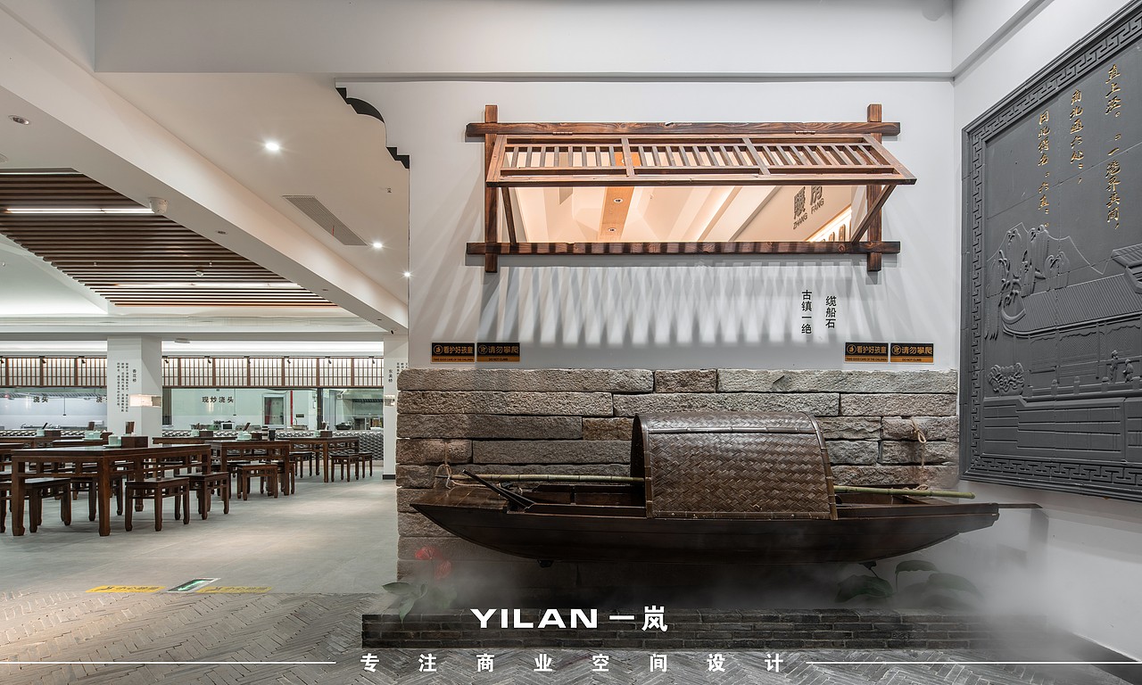 绿浪东西南北水
红栏七十二半桥<br><br>甪直古镇遍布拱桥，桥多水多，历来有“江南桥都”的美称。<br>空间起承转合之‘起’———座悬浮乌篷船翩然入境，作为入口的打卡景点。<br>右侧用石雕，结合甪直由来，展示传达甪直特色。