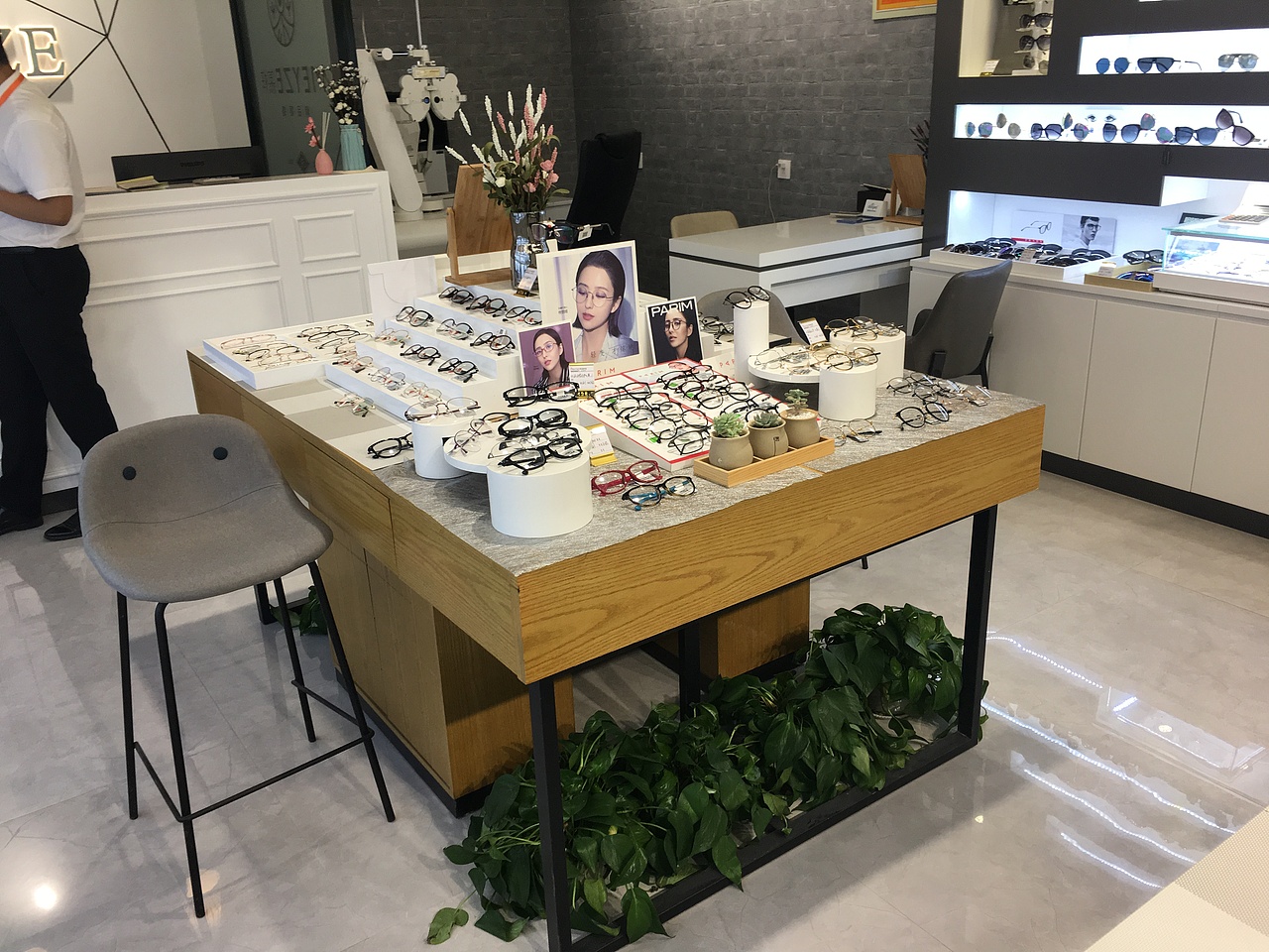 眼鏡店裝修/慕梓眼鏡店裝修設(shè)計(jì)/時(shí)尚商場(chǎng)店/眼鏡陳列（圖ZMjMzMTgzNzA4） - 展陳設(shè)計(jì) - 站酷設(shè)計(jì)師sxipeng原創(chuàng)素材 - 站酷ZCOOL