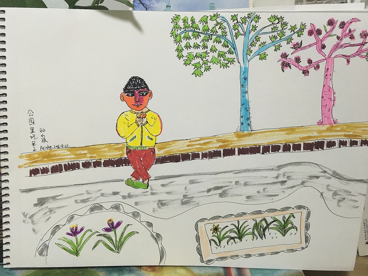 公园里吃包子的小孩儿