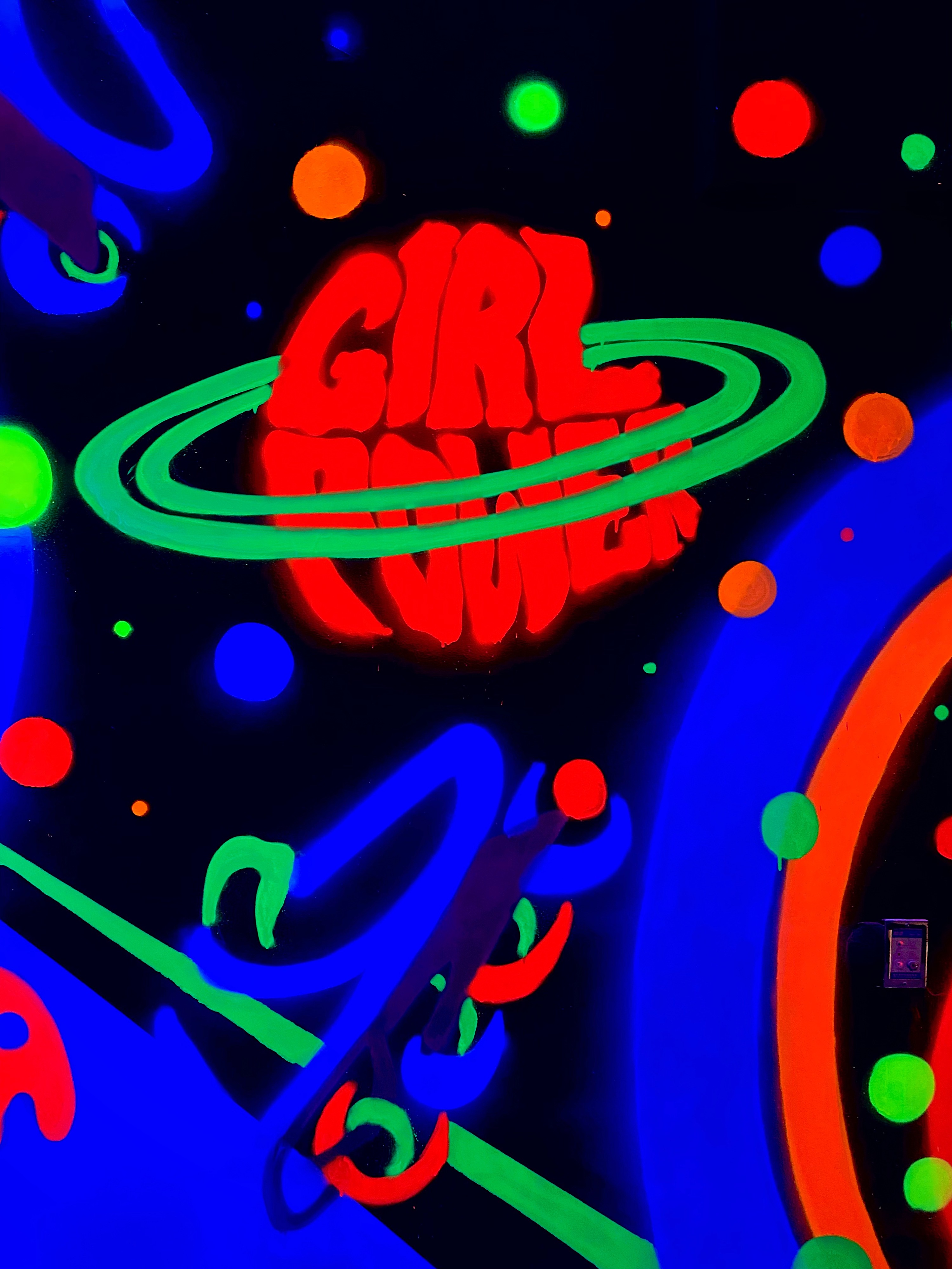 【party king 上海定西路店荧光涂鸦墙】