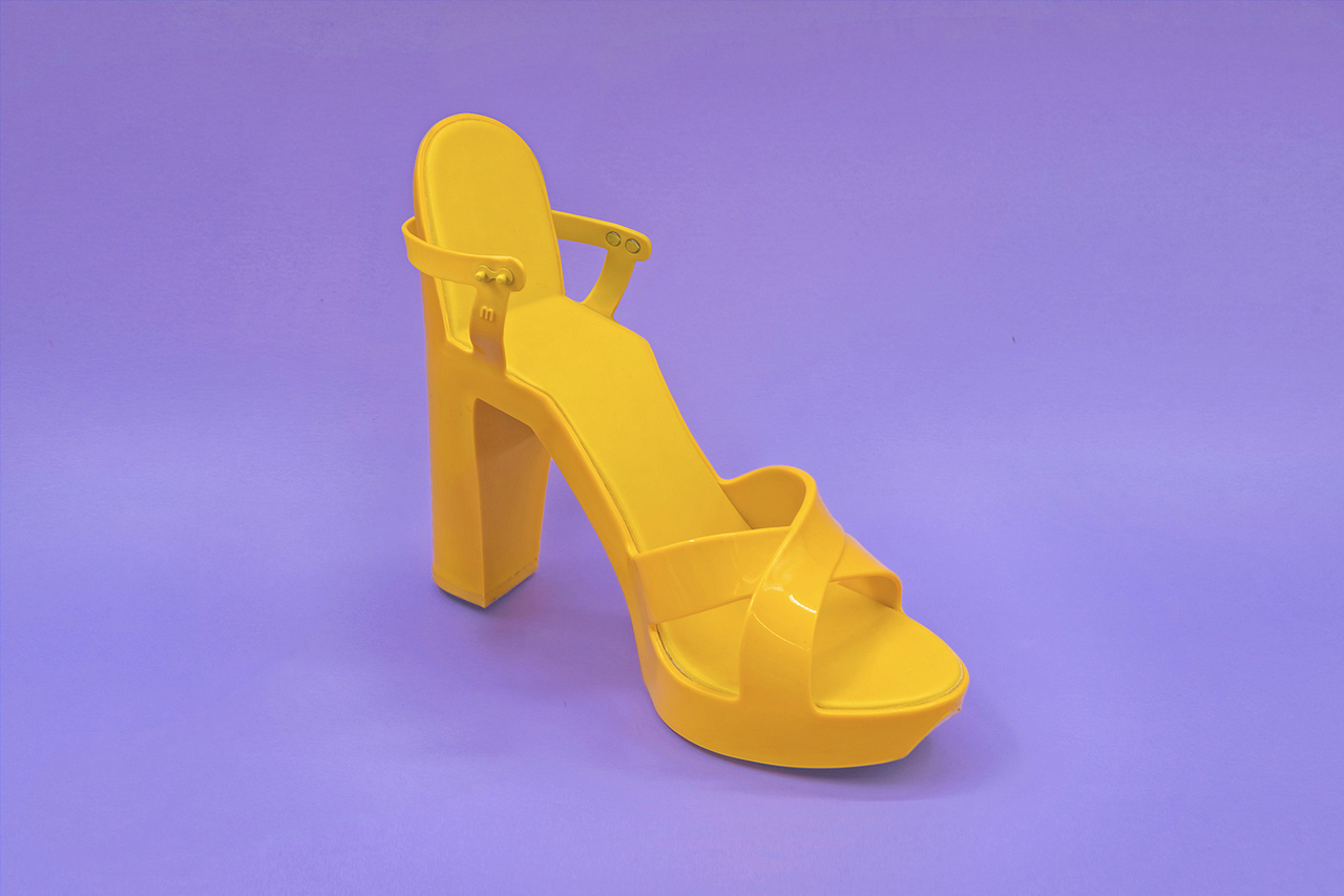 我买的恨天高。。。。只穿了一次 因为脚痛到不能呼吸,好tm想找个椅子坐下来。