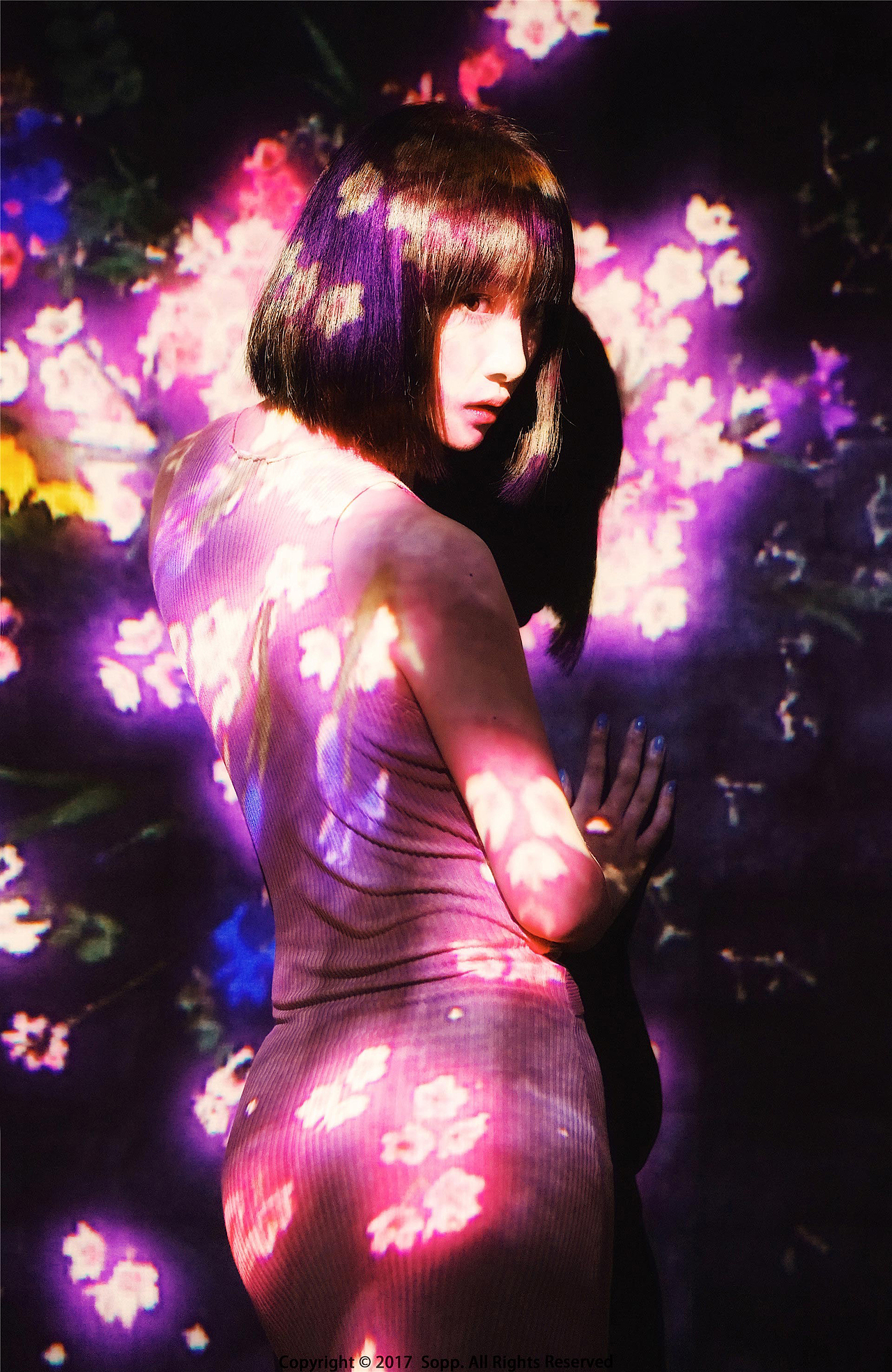 花吃了那女孩（图ZODMxNDI1NjQ=） - 人像摄影 - 站酷设计师小鹿纯子Lilian原创素材 - 站酷ZCOOL