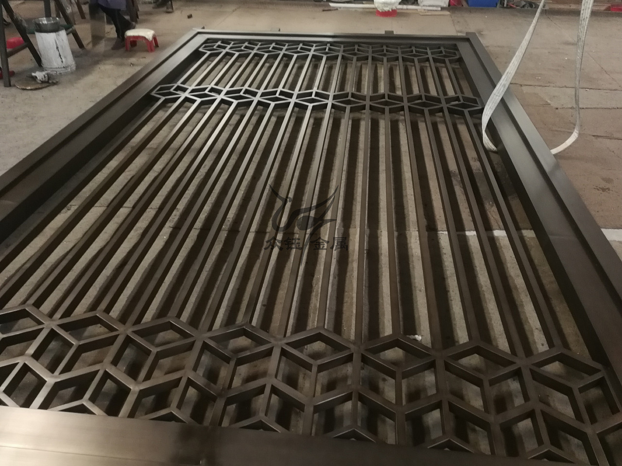 小区入口不锈钢景墙金属格栅镀锌管焊接山峦造型格栅