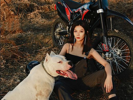 京城戶外摩托車人寵合影（個(gè)人主頁(yè)-ZNTkwMjE5ODg=） - 寵物攝影 - 站酷設(shè)計(jì)師7PHOTO攝影原創(chuàng)素材 - 站酷ZCOOL