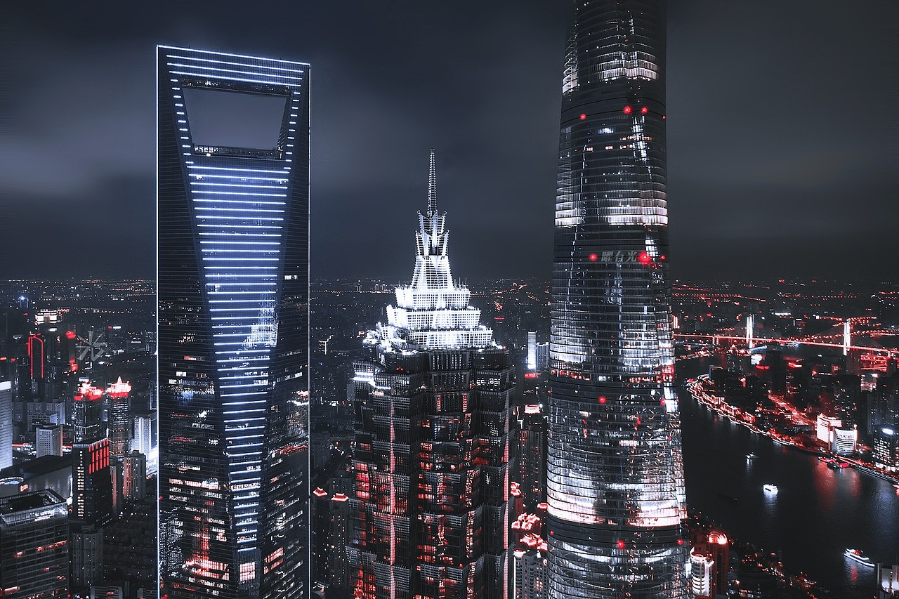 「真·魔都」
<br>这是另一个风格的陆家嘴。在被拍烂了的地方，如何拍出新意？<br><br>这时候，新的调色就显得十分重要了。这是我新尝试的黑红紫蓝色调，希望可以表达出心中想象的“够魔幻”的魔都