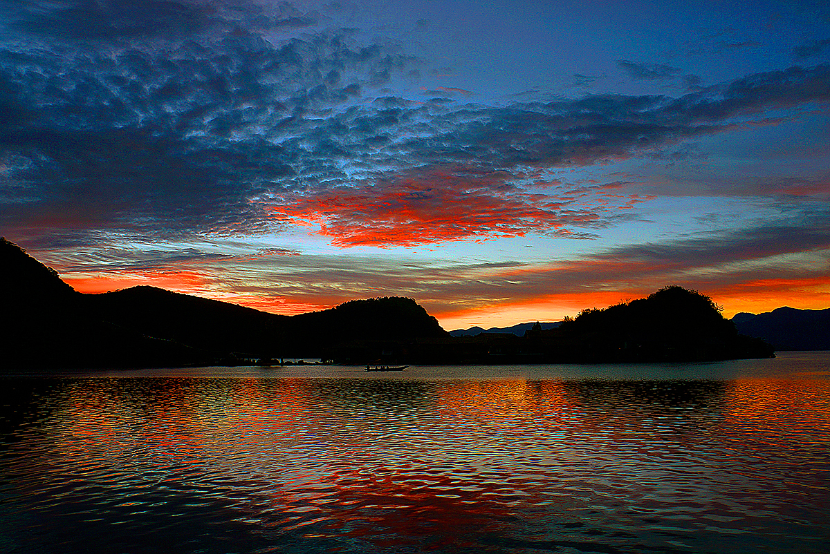 【泸沽湖的晨曦】
F 4 <br>S 1/60 <br>ISO 200 <br>焦段:18 <br>无闪光灯<br>