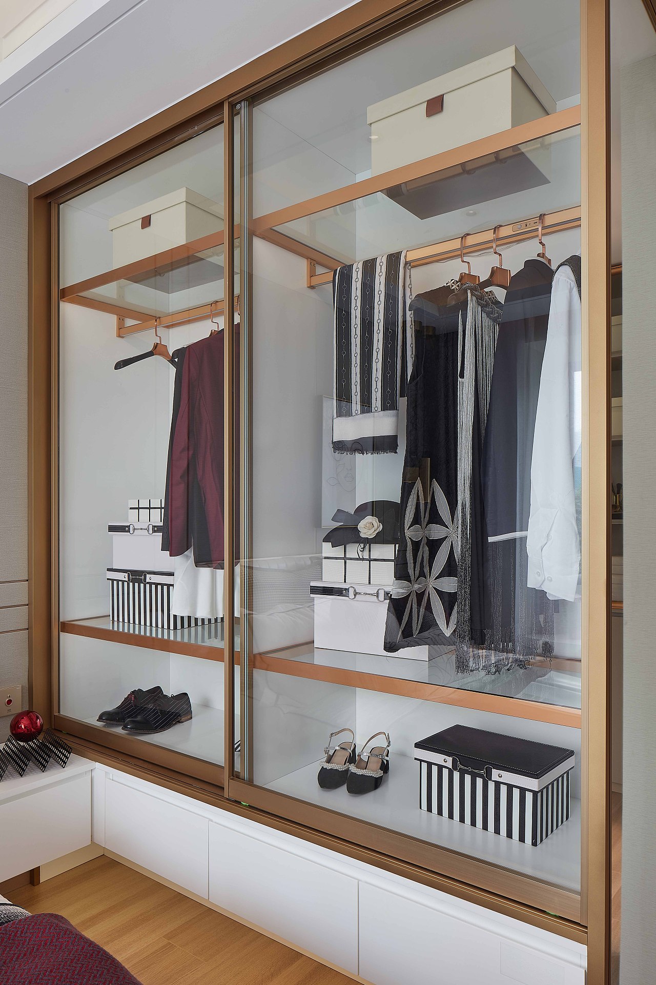 不管是清晨还是黄昏,步入衣帽间的瞬间,就被整齐的衣柜及陈设所吸引,好像所有陈列之物,都在等待着检阅和召唤,同时,衣帽间是品质生活的一个重要指标,是居家收纳的重点,设计师将颜值与功能进行巧妙的结合,兼具灵活性和包容性。