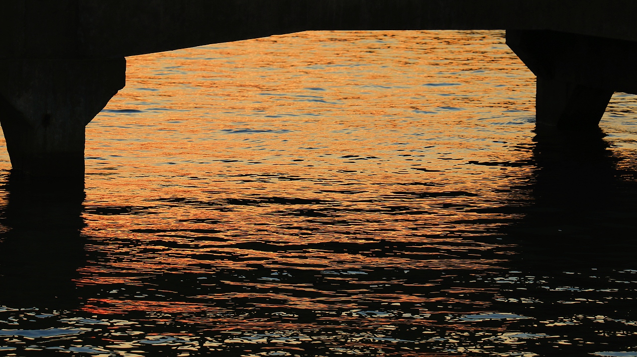 日出于东 却落于西