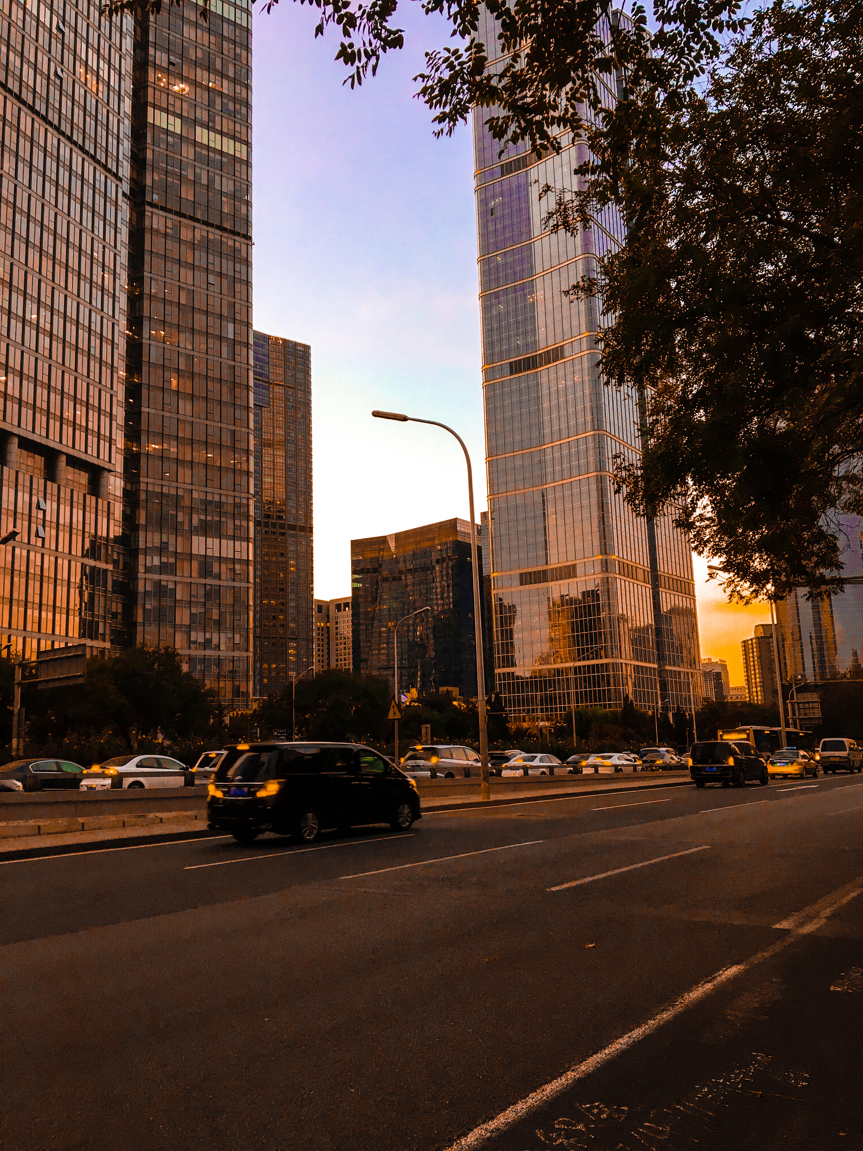 彩滤渲染下的北京城,冷飕飕的秋风,冷飕飕的建筑.