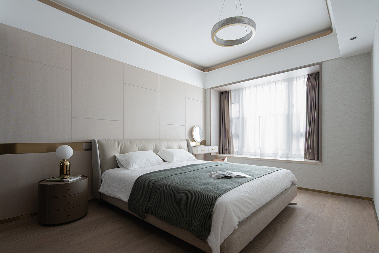 床头背景墙采用不规则的几何硬包拼接,原色的实木地板,简约大气的顶灯