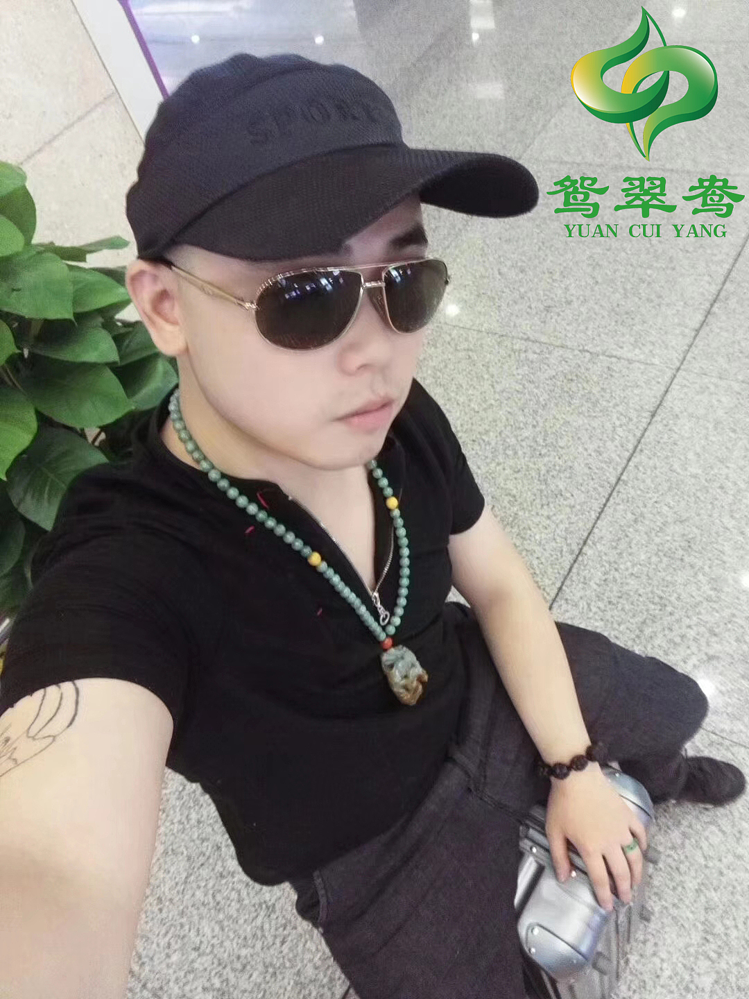 《鸳翠鸯珠宝》南红玛瑙项链吊坠那些设计镶嵌之处只让你感觉一种欲望,性感、奢华、源精,就像一场可以期待的跑遇。