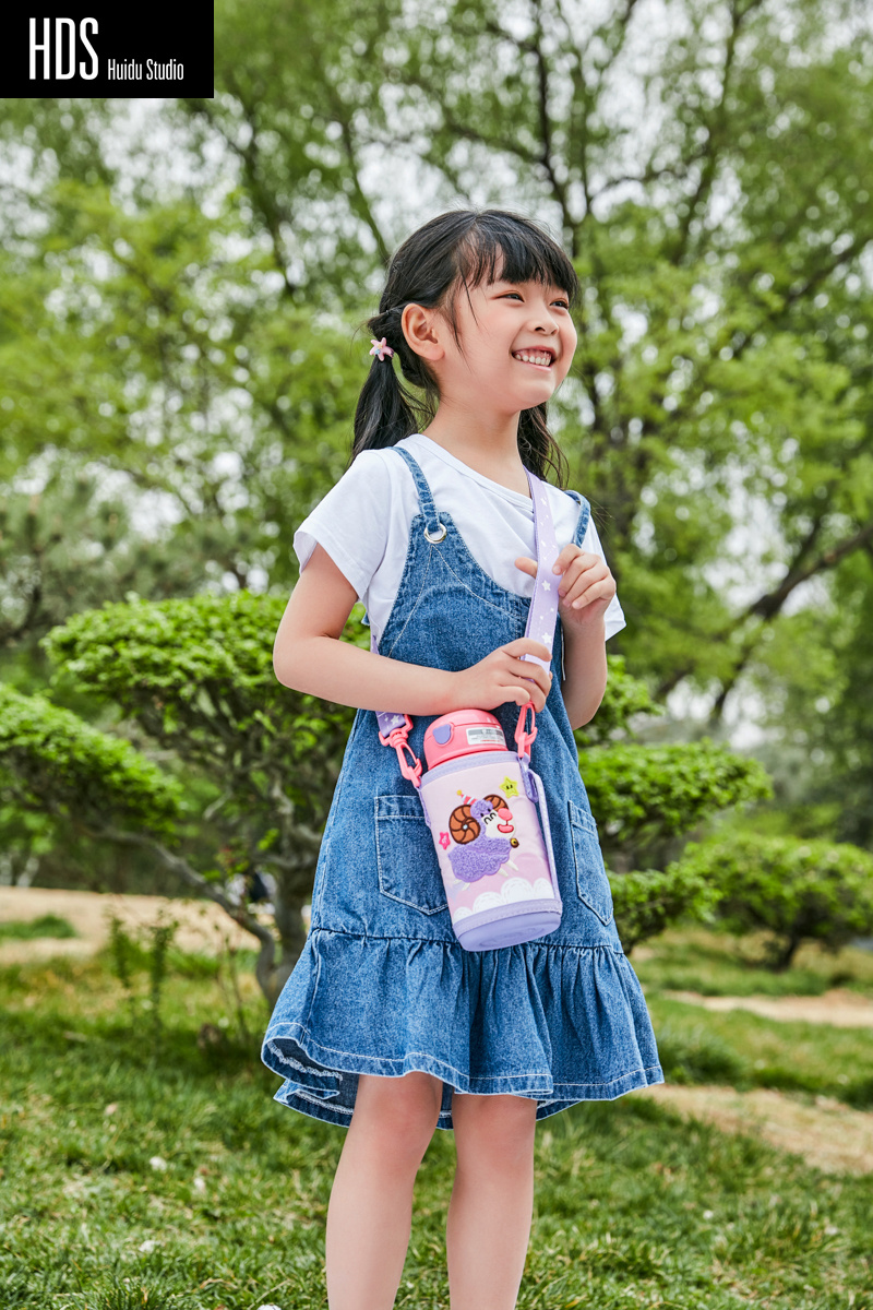 儿童水壶女孩模特外景拍摄