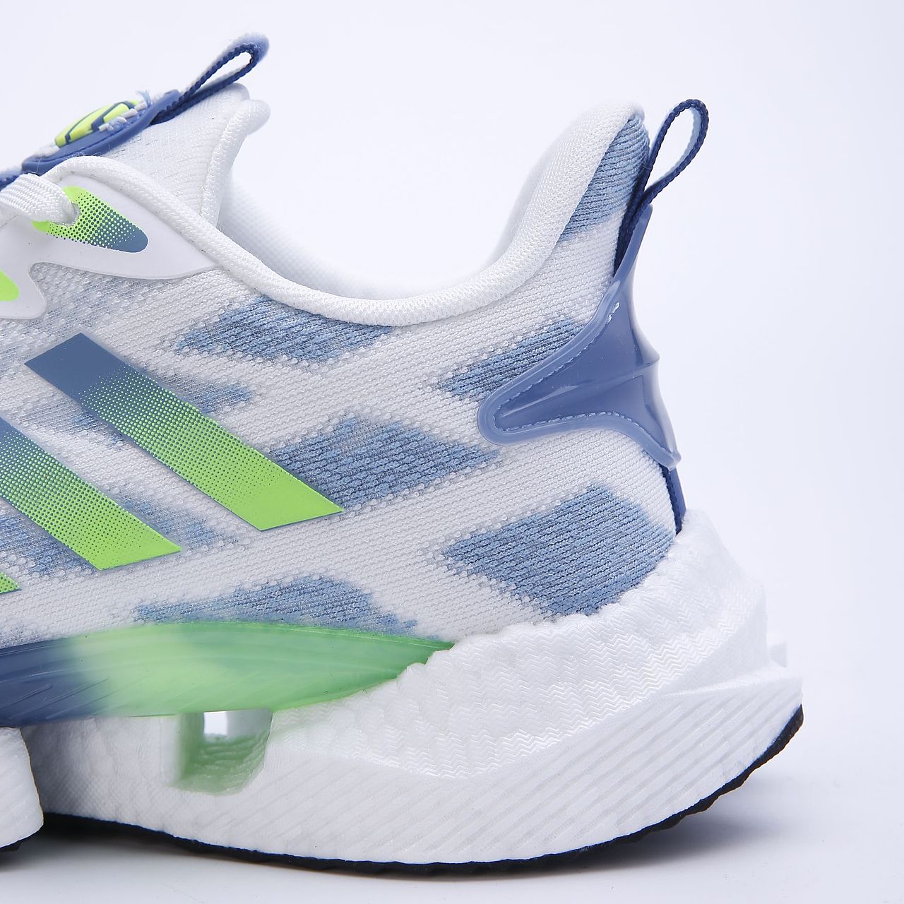 运动鞋白底场景模特图