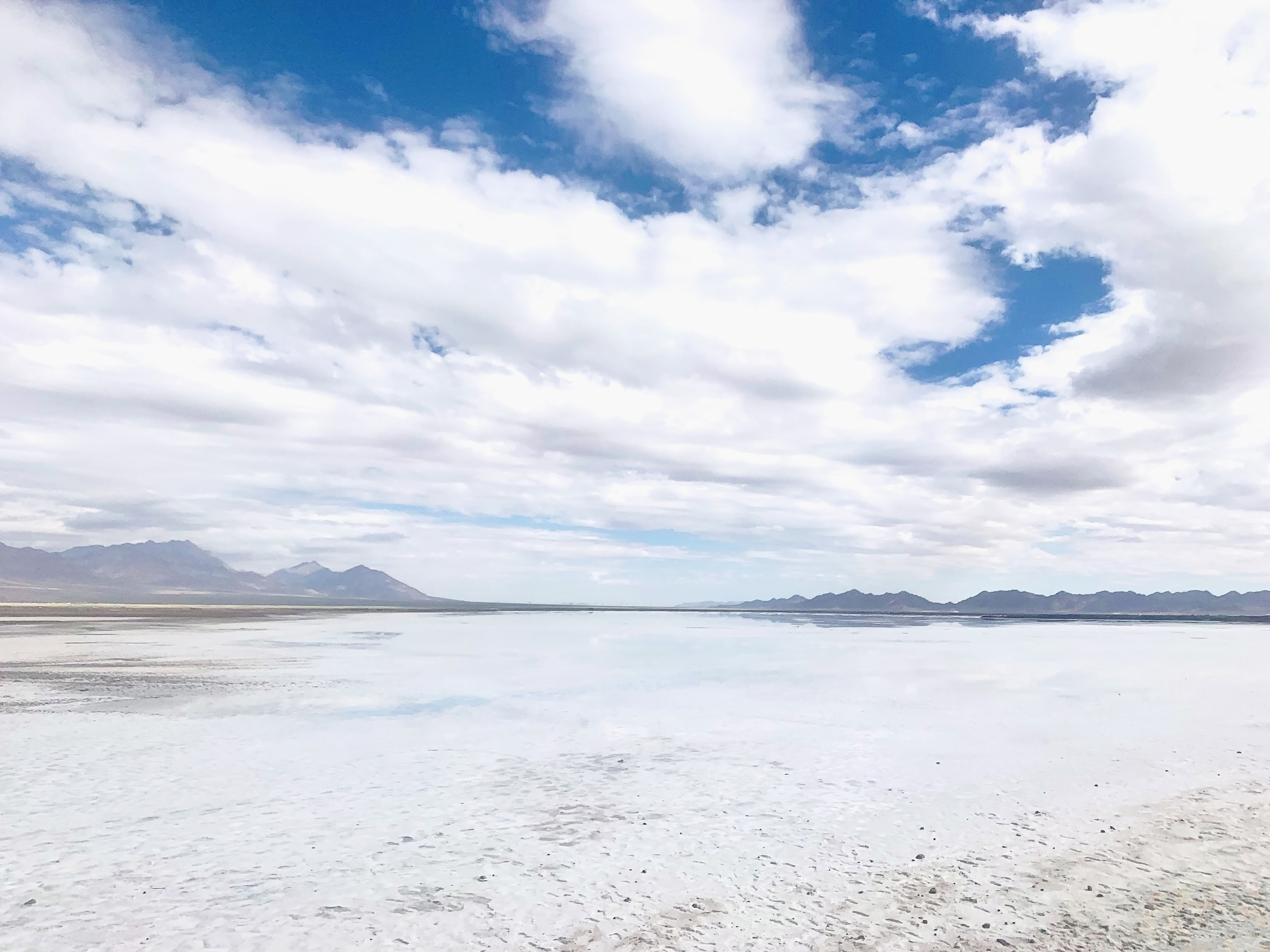 青海翡翠湖：采盐几十年挖出几百个水坑，一年四季都在变色_茶卡盐湖
