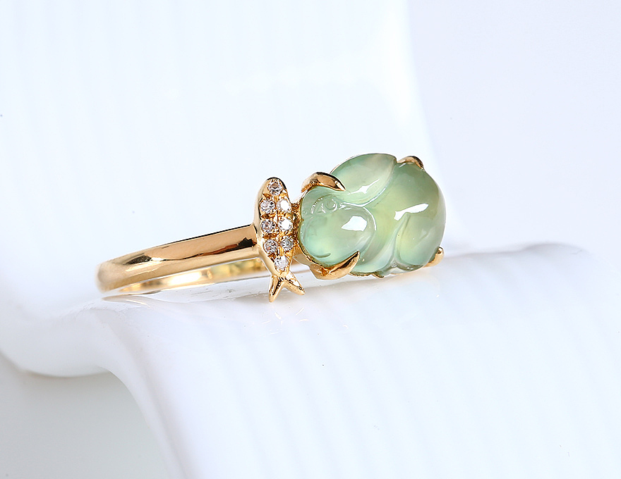 翡翠兔子造型戒指