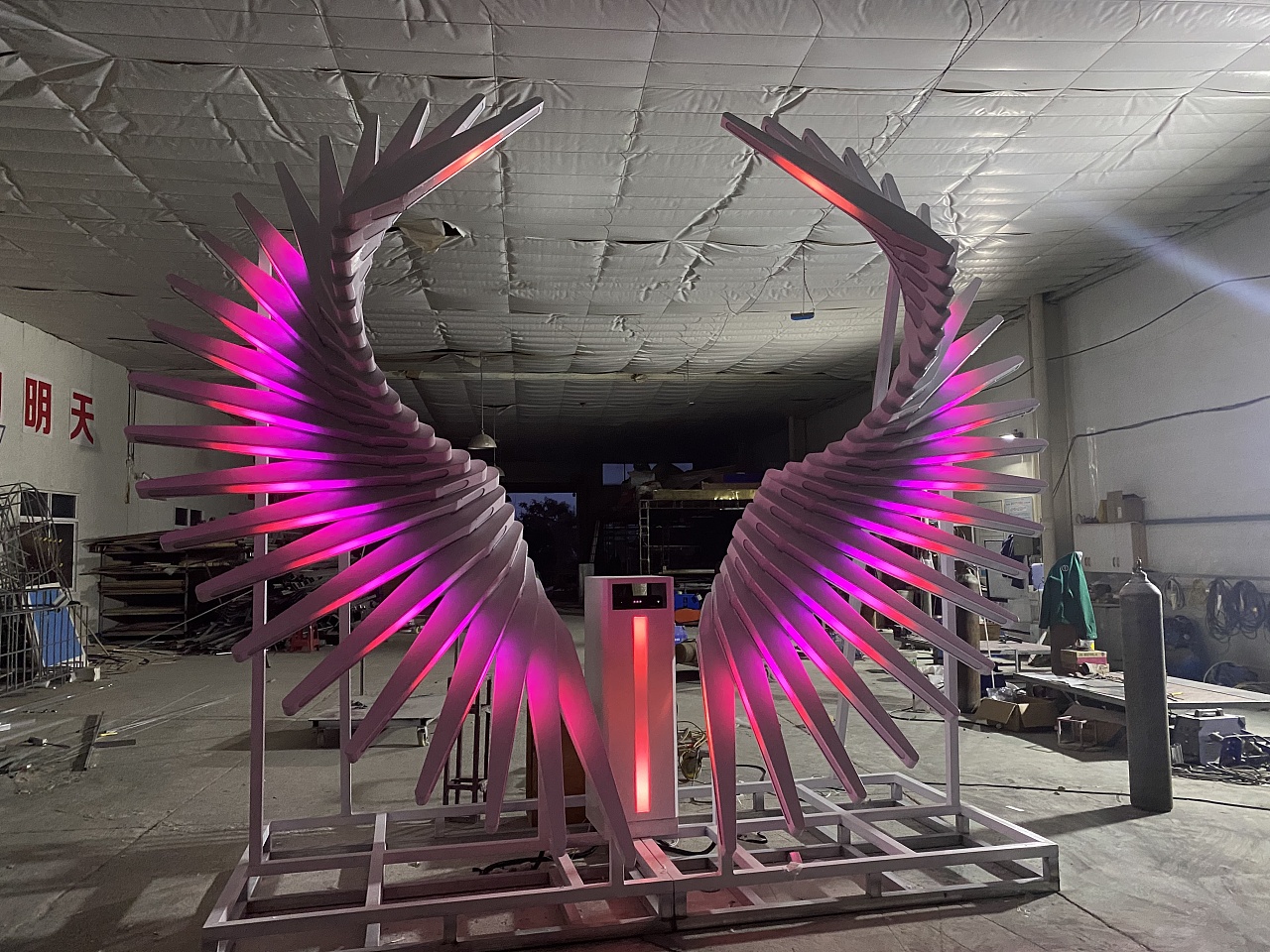 浙江体感互动翅膀道具装置即将发货,蚂蚁美陈