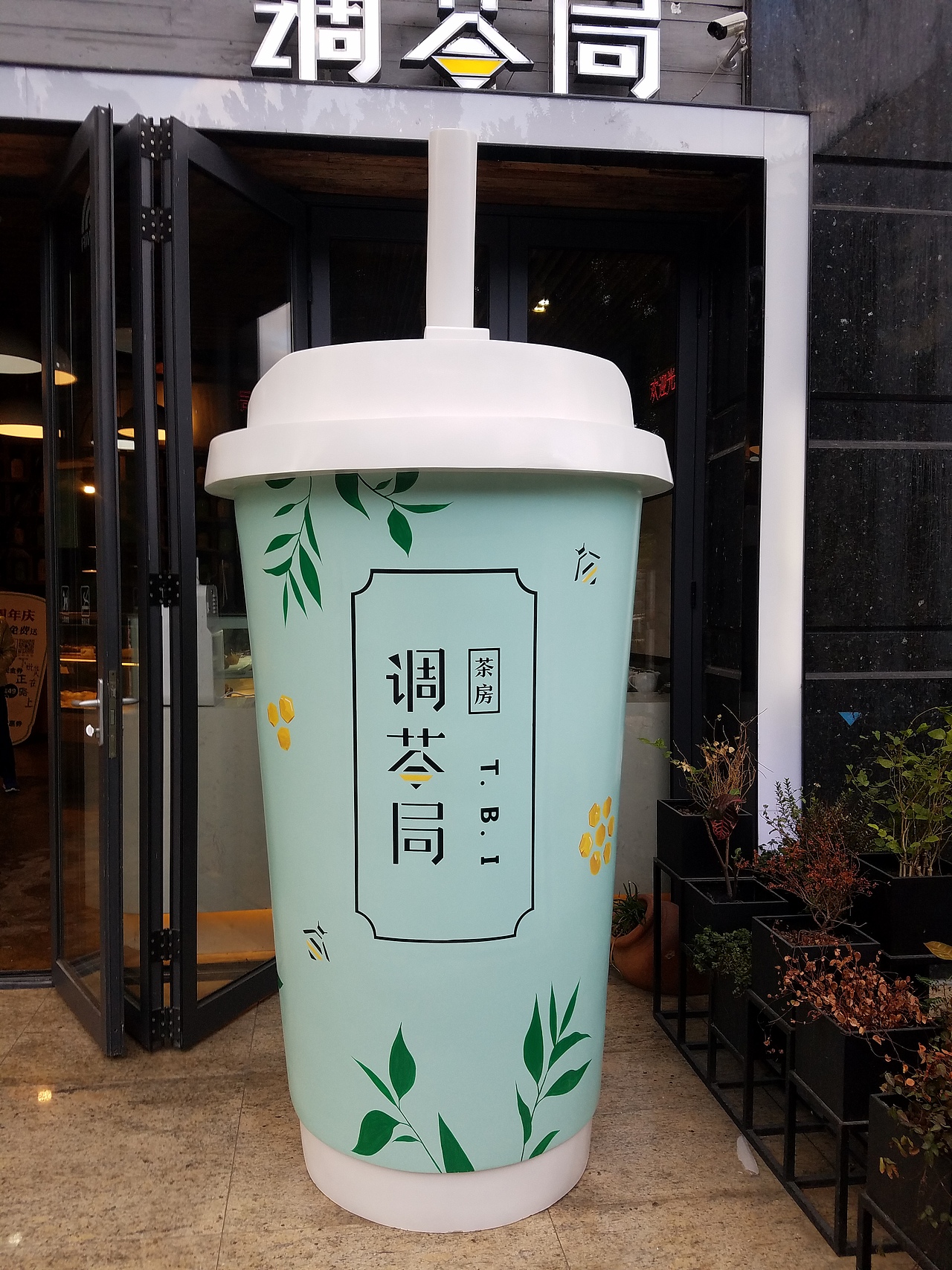 大型定制玻璃钢仿真奶茶杯雕塑杯子瓶子造型摆件