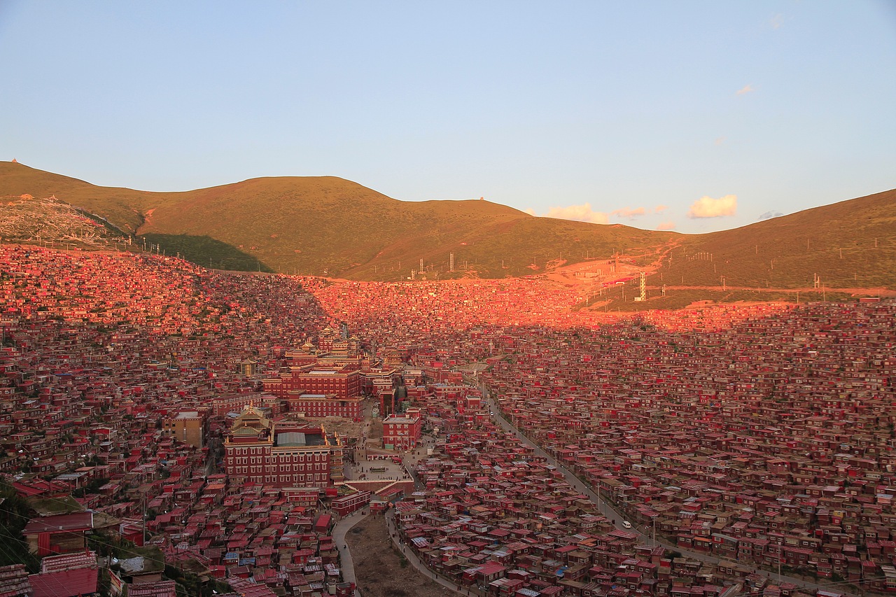 红彻天际的佛教圣地