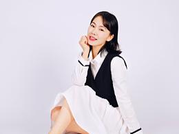 简洁的背景更突显你的美丽