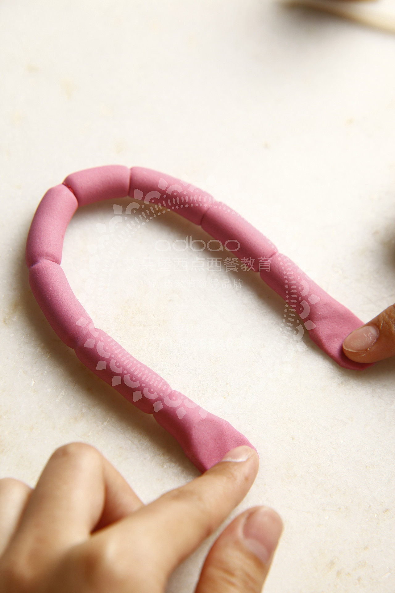 郑州艾朵堡西点学校教大家学习时尚包包高跟鞋摆台