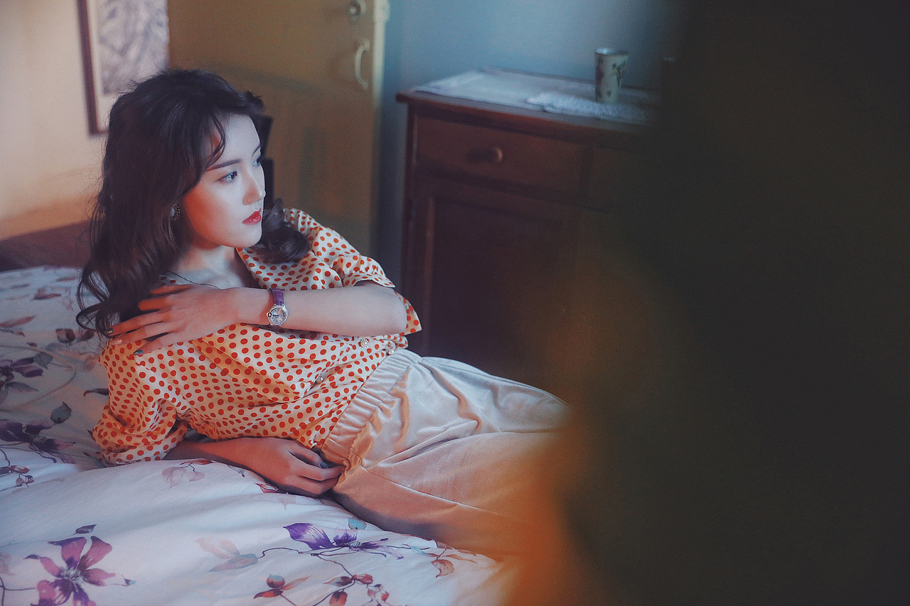 侧耳倾听（图ZMTA3NDQ1NTQ4） - 人像摄影 - 站酷设计师虾儿是我原创素材 - 站酷ZCOOL