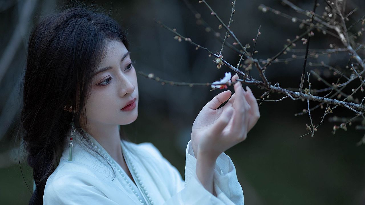 来日倚窗前,寒梅著花未