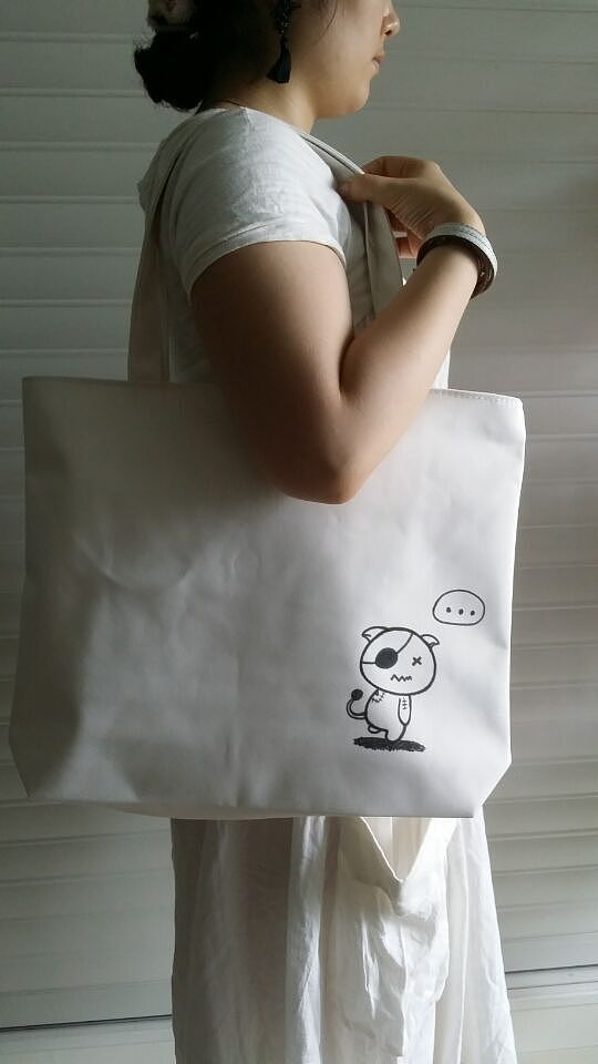 一些创作的手绘包包和装饰木片