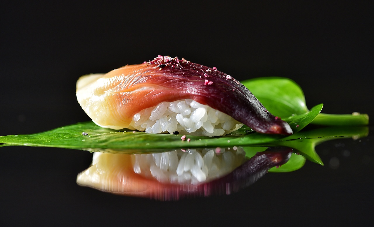 手握壽司（圖ZMTUzODc4MjI4） - 產(chǎn)品攝影 - 站酷設計師維妙攝影原創(chuàng)素材 - 站酷ZCOOL