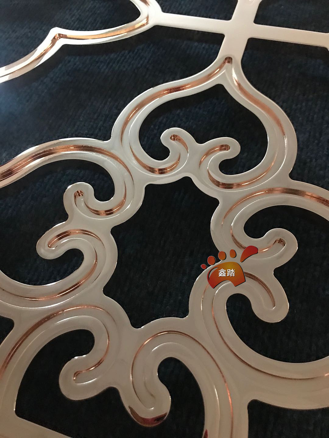 现代风格镜面铝板雕刻玫瑰金隔断 让家居空间锦上添花