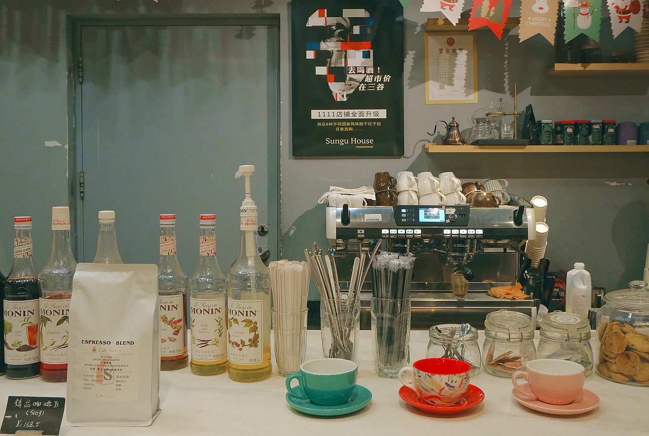 走进一家咖啡店